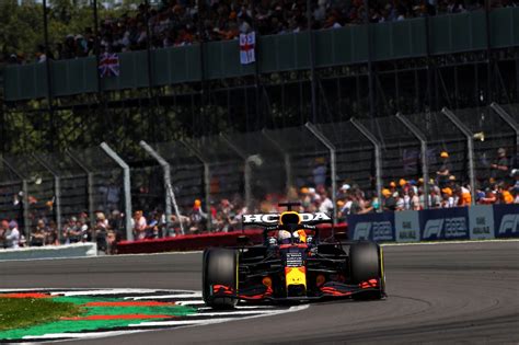 Verstappen passa Hamilton e vence a Corrida de Qualificação para o GP