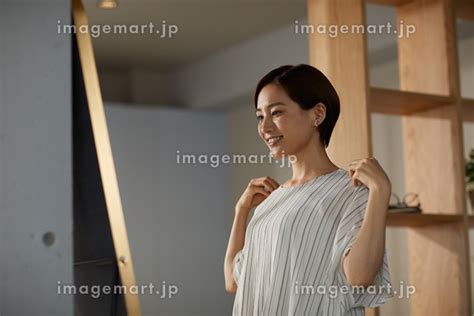 身支度をする日本人女性の写真素材 198680170 イメージマート