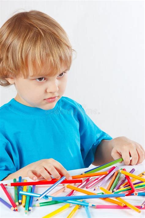 Jonge Blonde Jongen Bij De Lijst Met Kleurenpotloden Stock Foto Image Of Ontwerp Onderwijs