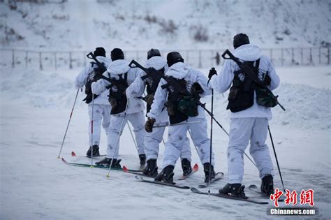 高清 黑河邊防官兵滑雪巡邏 零下25度守衛祖國北疆【2】 軍事 人民網