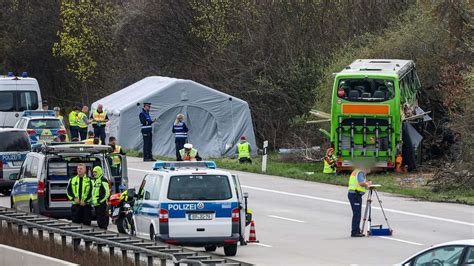 Schwerer Busunfall Drei Der Vier Todesopfer Identifiziert