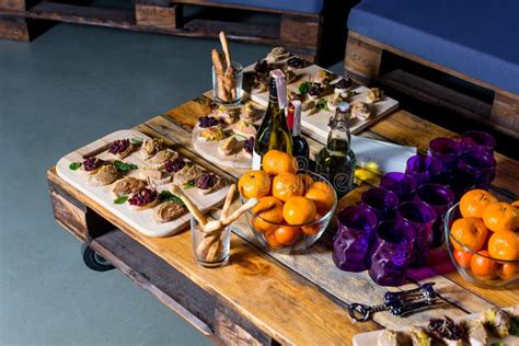 Vassoio Di Legno Di Aperitivi Sul Tavolino Da Salotto Del Pallet