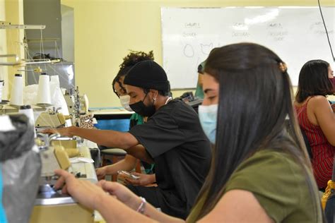 Estudantes Da Ufpi Confeccionam Bonecos De Pano Para Crian As Que Vivem