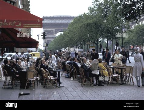 FRANCE, Paris Champs, Elysees. Tourists at cafe Stock Photo - Alamy