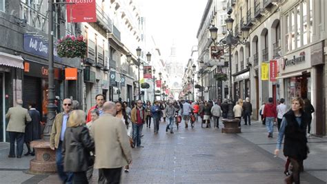 Zaragoza Spain November 1 2014 People Are Walking Through Plaza Del