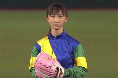 女性騎手・関本玲花さんが始球式に登場！ 暴投も溢れる笑顔に球場は拍手喝采 野球 スポーツブル スポブル