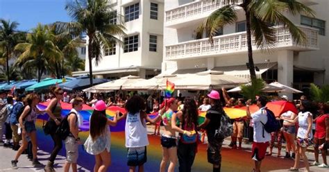 Las Calles De Miami Beach Lucen Los Colores Del Orgullo Gay