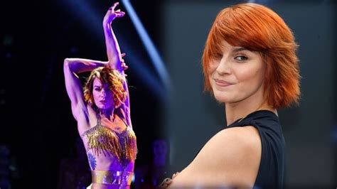 Fauve Hautot Entre Loge Et Critique Son Look Fait Sensation Dans