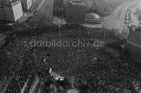 Berlin: Groß- Demonstration von zehntausenden DDR- Bürgern am ... 