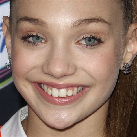 Maddie Ziegler Makeup: Bronze Eyeshadow, Nude Eyeshadow & Clear Lip ...