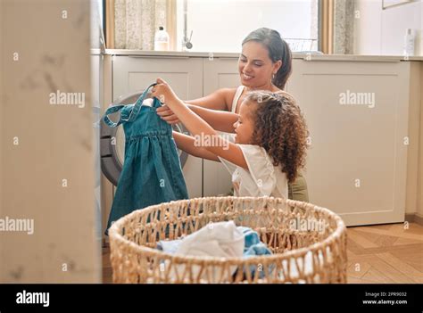 Une Jeune Mère Hispanique Et Sa Fille Trient Du Linge Sale Dans La