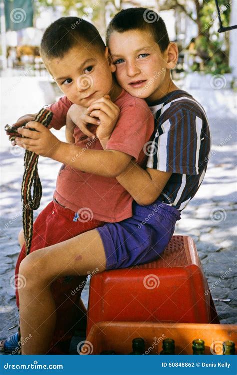 Deux jeunes garçons photographie éditorial Image du amis 60848862