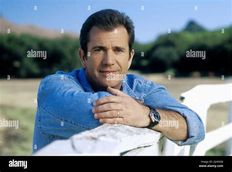 MEL GIBSON, SIGNS, 2002 Stock Photo - Alamy