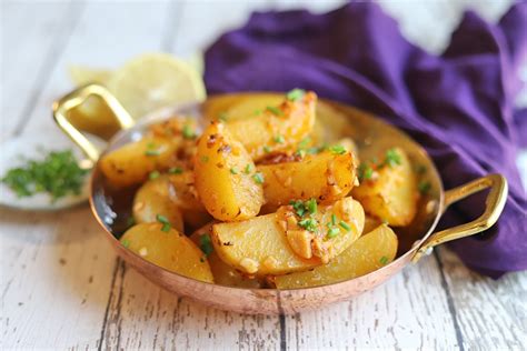 Greek Lemon Potatoes With Garlic And Oregano Cadrys Kitchen