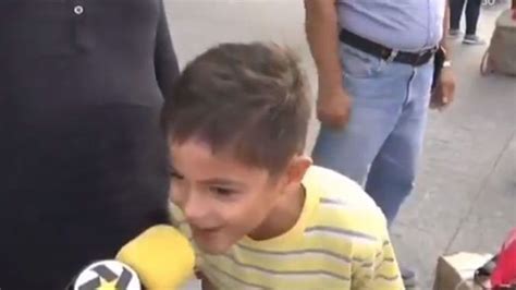 Niño avergüenza a su mamá en entrevista