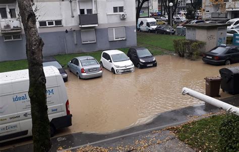 Foto Gajnice Pod Vodom Ulica Je Potpuno Poplavljena Sumnja Se Da Je