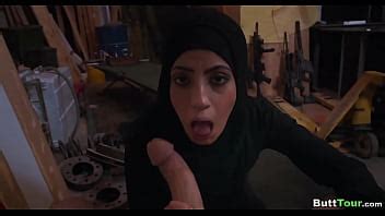 Sexy árabe chupa su polla XVIDEOS