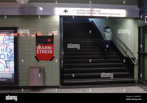 Im U Bahnhof Kellinghusenstra E H Ngt Ein Plakat Von Der