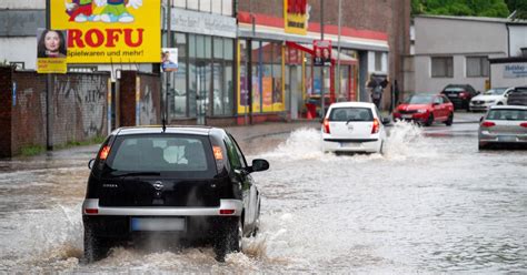 Saarland unter Wasser Gebäude müssen evakuiert werden Kanzler kommt