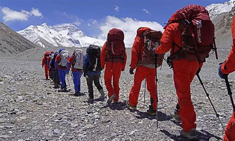 Chinese Surveyors Set Out To Measure Height Of Mount Qomolangma