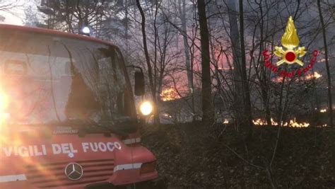 Varese Nuovo Incendio Sul Monte Martica Il Fronte Delle Fiamme La