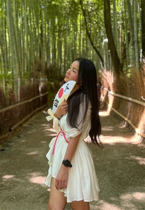 Hot girl ngực khủng đời đầu mê tập yoga xoạc chân cực thẳng