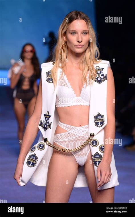 Hot Sexy Ilona Smet Bikini Pics