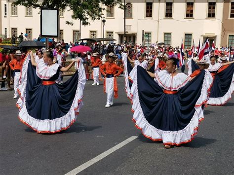 Desfiles Una Ofrenda Floral Ciudadanos En Las Calles Y Los Colores