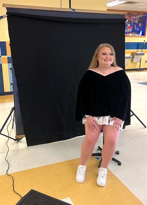 Alana Honey Boo Boo Thompson Shares Senior Class Photos Us Weekly