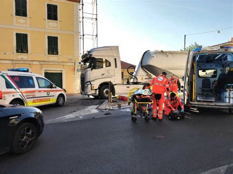 Imperia Scontro Auto Scooter In Viale Matteotti Grave 50enne In