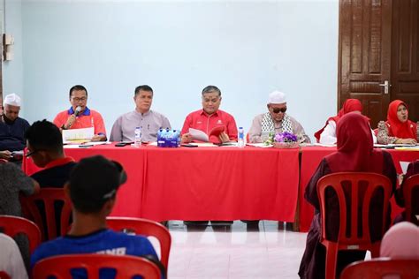 Merasmikan Mesyuarat Persidangan Umno Cawangan Kampung Luat Dan