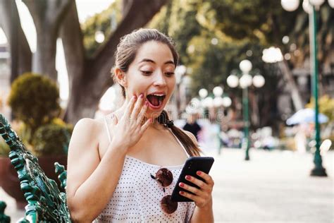 Mujer Latina Feliz Que Usa El Teléfono Móvil En América Latina Muchacha Mexicana En México