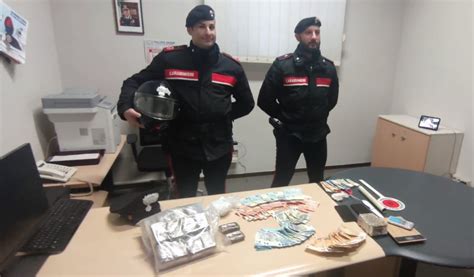 Voghera Si Aggira Con Fare Sospetto Trovato Con 5 Panetti Di Hashish