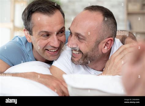 Gay couple asleep Fotos und Bildmaterial in hoher Auflösung Alamy