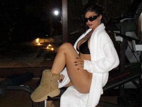 Kylie Jenner posó en bikini y con costosas botas en la nieve