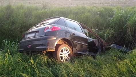 Quatro Pessoas Ficam Feridas Após Carro Sair Da Pista Na Pr 180 Em