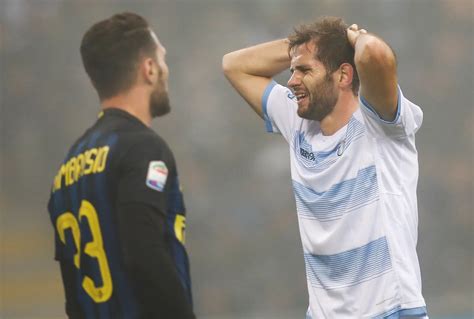 Jogador Da Lazio Suspenso Dias Ap S Pol Mica Jogador Da Roma