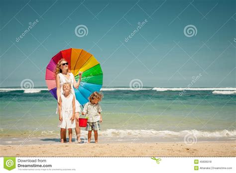 Familia Feliz Que Recorre En La Playa Foto De Archivo Imagen De