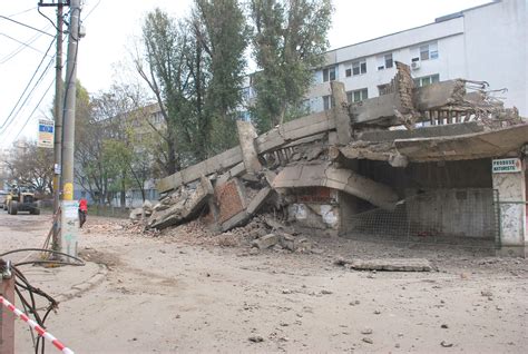 VIDEO: Centrala-pericol de pe strada Ghioceilor, demolata pentru a face loc unei parcari ...