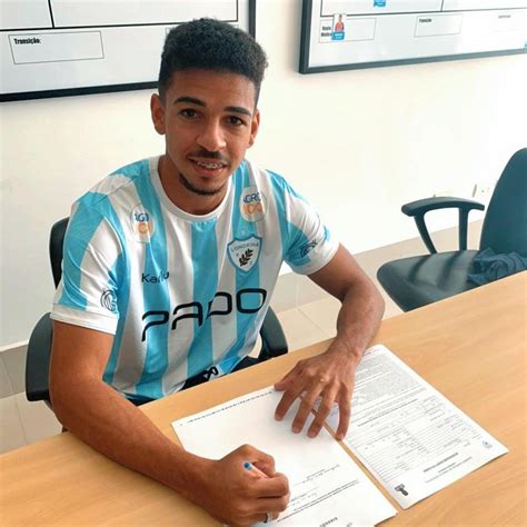 Lateral Esquerdo Guilherme Assina Primeiro Contrato Profissional O