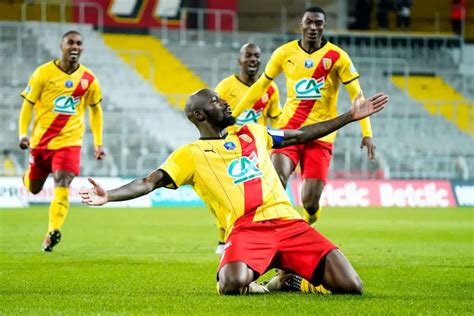 Quand Larbitre Refuse Que Seko Fofana Lens Enl Ve Son Maillot Une