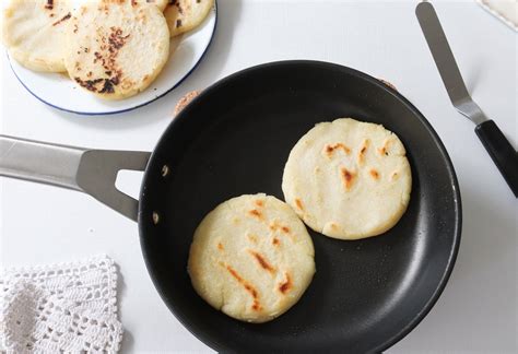 Arepas Venezolanas Cómo Hacer Las Auténticas Con Relleno Reina Pepiada