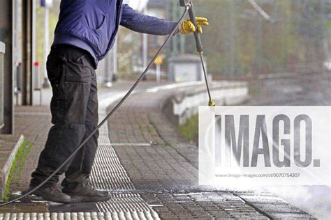 Hochdruckreinigung Mit Wasser Auf Wegeflaechen Deutschland Cleaning