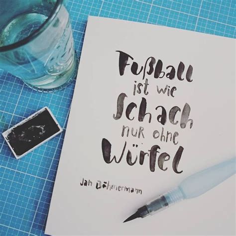 Fußball ist wie Schach nur ohne Würfel Handlettering von Gelbkariert