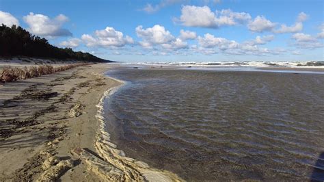 Przekop Mierzei Wiślanej morze prawie zabrało plażę od strony Kątów