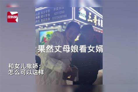 女儿偷偷带男朋友回家，妈妈路边等待惊喜到笑开花，挽着女婿就走 开花 男朋友 女婿