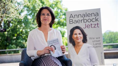 Als Reaktion auf Plagiatsvorwürfe Buch von Annalena Baerbock