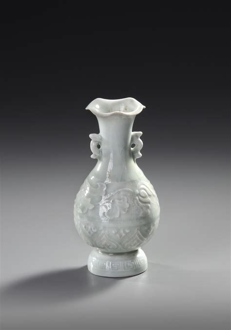 A CHINESE QINGBAI VASE NORTHERN SONG DYNASTY 9601127