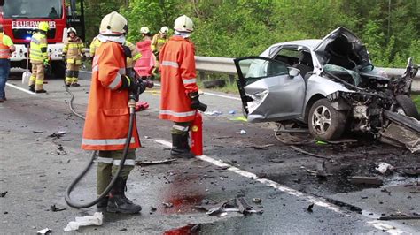 Verkehrsunfall Auf Der B Bei Weitw Rth Fordert Einen Toten Youtube