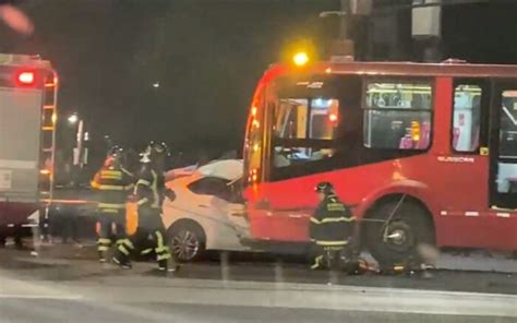 CDMX Fuerte choque de automóvil con Metrobús deja un muerto